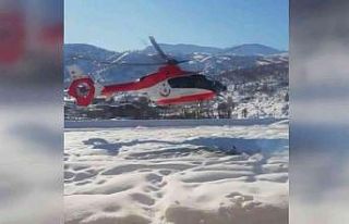 Köylü vatandaşlar ambulans helikopter için dumanla...