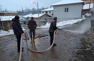 Köylüler yollardaki kar ve buzu kaplıca suyuyla...