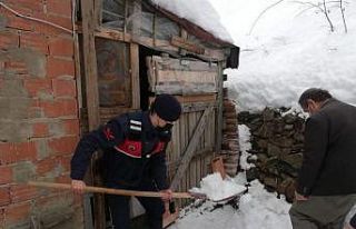 Köyüne gidemeyen vatandaşa jandarmadan yardım...