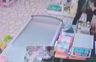 Kredi kartını uzattı, market sahibinin telefonunu...