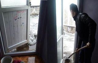 Kronik böbrek hastasının evi sular altında kaldı