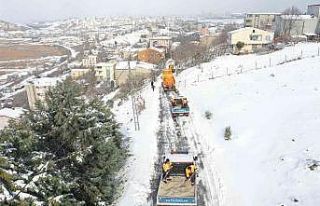 Küçükçekmece Belediyesi ekipleri gün boyunca...
