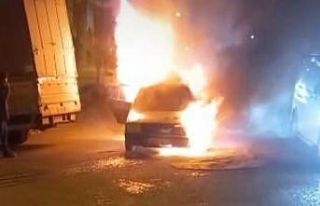 Küçükçekmece’de alev topuna dönen araç küle...