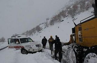 Kulp’ta ambulanslar karda mahsur kaldı