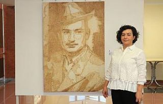 Kumaşları yakarak yaptığı portreleri beğeniye...