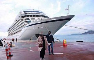 Kuşadası’na 2022 sezonunun ilk kruvaziyer gemisi...