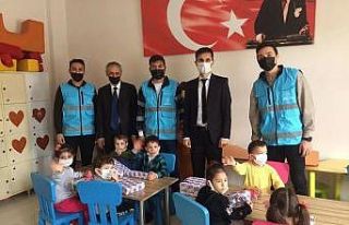 Kuşadası’nda gönüllü öğrenciler, miniklerin...