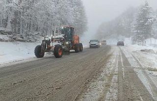 Kütahya Domaniç’te kar, sürücülere zor anlar...