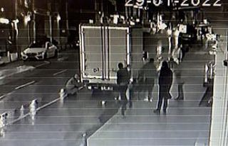 Laleli’de kamyonun altına giren alkollü genci,...