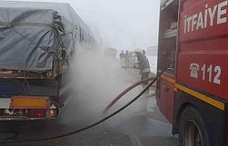 Lastiği alev alan tır itfaiye ekiplerince söndürüldü