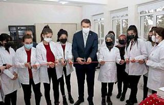 Lise bünyesinde güzellik ve saç bakım atölyesi...