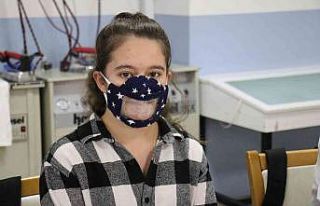 Lise öğrencileri işitme engeliler için şeffaf...