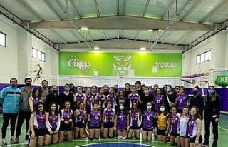 Liseler arası voleybol turnuvasında Ayvalık Özel...