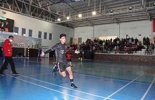 Liseli gençlerin futsal heyecanı