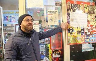 Mahalle bakkalından müşterilerine pankartlı sitem