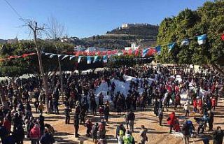 Mahalle yollarını kapatan tonlarca kar şehirde...