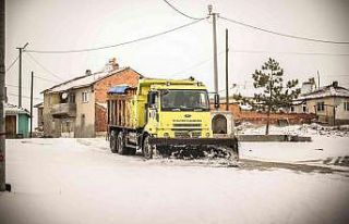 Mahallelerde kar temizleme, küreme ve tuzlama çalışmaları