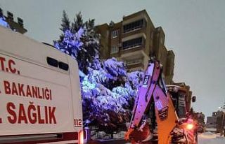 Mahsur kalan ambulans için seferber oldular