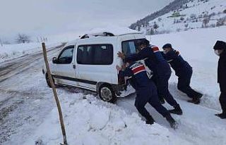Mahsur kalan diyaliz hastasının yardımına jandarma...