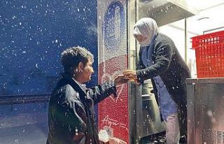 Mahsur kalan sürücülere yiyecek ikramı
