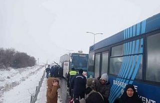 Mahsur kalan yolcuları Gölbaşı Belediyesi ekipleri...