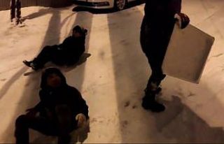 Malatya’da çocukların tepsiyle kar keyfi