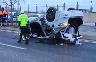 Maltepe’de aydınlatma direğine çarpan araç takla...