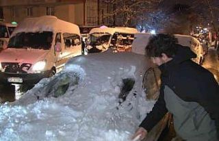 Maltepe’de kar sonrası sürücüler yolda kaldı,...