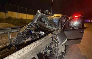 Maltepe’de otomobil bariyere ok gibi saplandı:1...