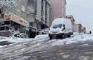 Maltepe’de sokaklar beyaza büründü, sürücüler...