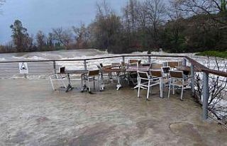 Manavgat Şelalesi coştu, çevresinde bulunan seyir...