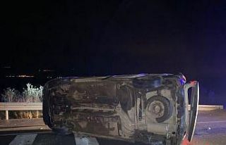 Manisa’da karşı şeride geçen kamyonet takla...