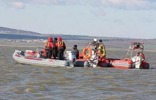 Manyas gölünde kayıp balıkçıyı arama çalışmaları...