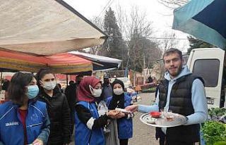 Manyaslı gençler esnaf ve vatandaşlara maske dağıttı