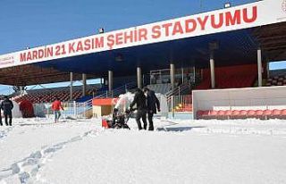 Mardin Stadı Ağrı maçı için kardan temizleniyor