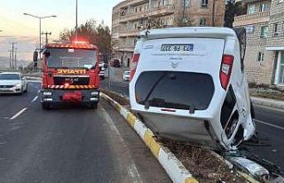 Mardin’de hafif ticari araç takla attı: 2 yaralı