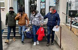 Marketten 19 şişe alkol çalan iki kişi kamera...