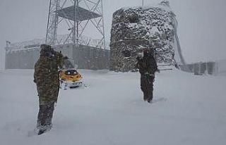 Mehmetçikten eksi 39 derecede 7 metre kar kalınlığında...