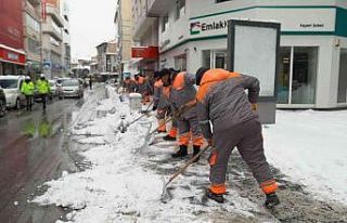 Melikgazi’de aralıksız kar mesaisi