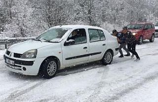 Mersin’de kar bastırdı, çok sayıda araç mahsur...