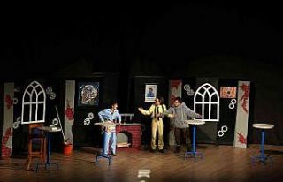 Metamorfoz adlı tiyatro oyunu ADÜ’de seyirciyle...