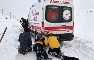 Mezrada rahatsızlanan vatandaşa karlı yollar açılarak...