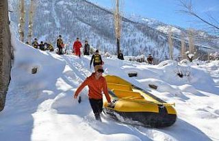 Milli sporcular, eksi 10 derecede rafting antrenmanları...