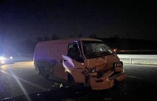 Minibüs kamyonete arkadan çarptı: 1 yaralı