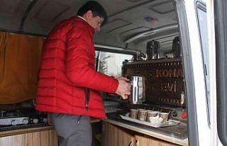 Minibüslü çaycı yola çıkanların içini ücretsiz...