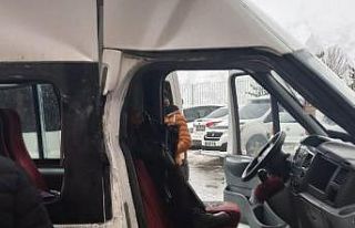 Minibüsün üzerine kaya düştü: 3 yaralı