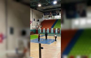 Minik basketbolcunun attığı top, potada ’asılı’...