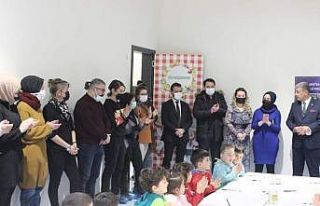 Minik eller çini boyadı