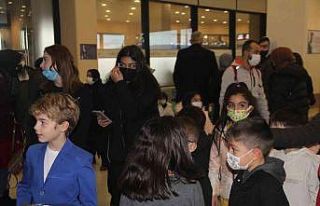 Minik oyuncu sınıf arkadaşlarıyla birlikte "Kesişme:...