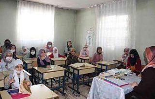 Minikler Kur’an kurslarında hem eğleniyor hem...